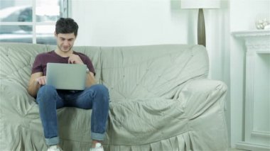 Kız erkek arkadaşı ile bir fincan kahve için oturur