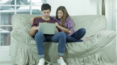 Arkadaşlar sohbet etmek için birlikte