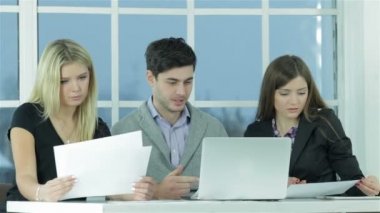 Kendine güvenen işçi iş