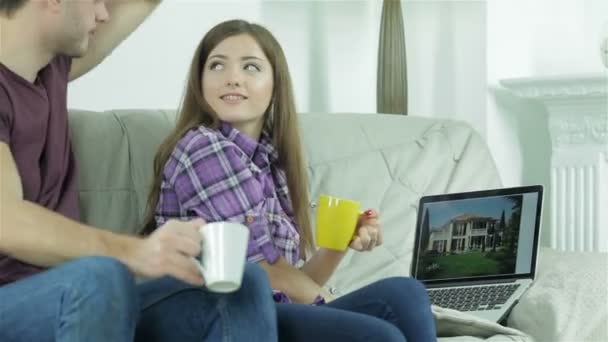 Namorada mostra seu namorado projetar um novo edifício no laptop — Vídeo de Stock