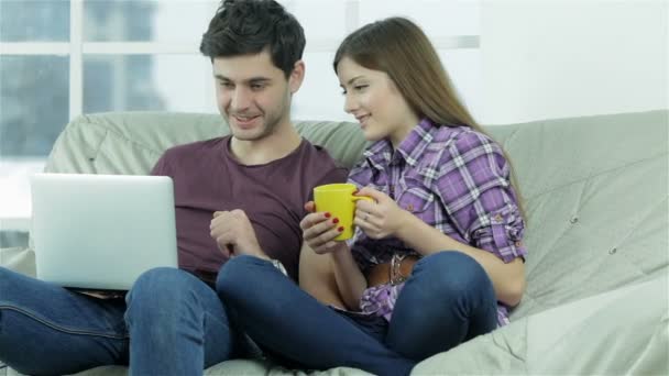 Amigos lêem seu correio em um laptop com uma xícara de chá — Vídeo de Stock