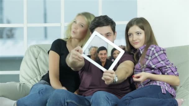 Unser Selfie auf dem Tablet — Stockvideo