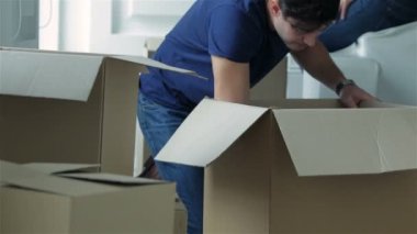 Aşık çift şeyler çıkarır