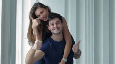 Aşk çeker şeyler çift ve bir başparmak sırıtmak