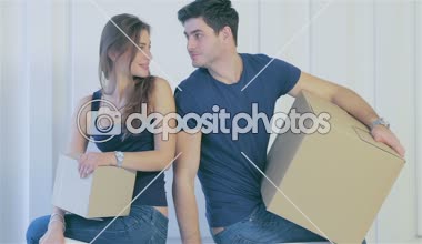 Erkek ve kadın boş bir dairede duruyorsun