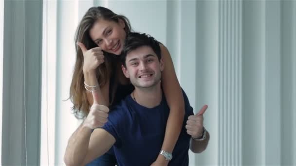 Casal apaixonado puxa as coisas e mostrar um polegar para cima — Vídeo de Stock