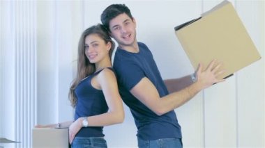 İki kız ve kameraya bakarak adam