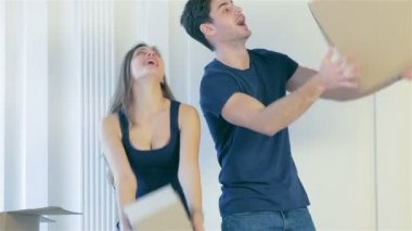 İki kız ve adam kutuyu atmak