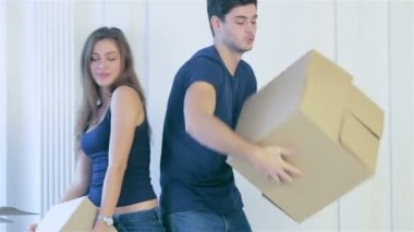 İki kız ve adam sürekli hareketli kutular