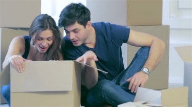 Aşık çift şeyler dışına çeker.