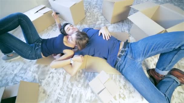 Entre las cajas de un apartamento vacío — Vídeos de Stock