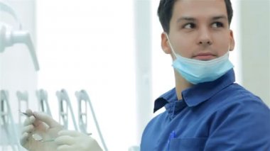 Yardımcı'yı seyir ve gülümseyen diş hekimi