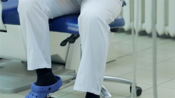 Il dentista controlla le cartelle cliniche dei pazienti che ricevono — Video Stock