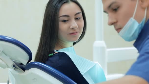 O dentista e o paciente antes do tratamento dentário — Vídeo de Stock