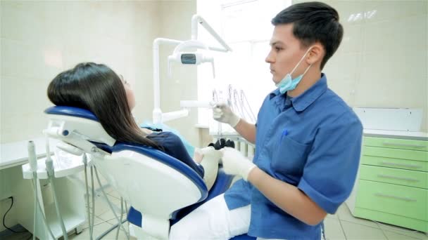 Зубы стоматолога перед лечением включают специальное освещение — стоковое видео