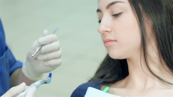 Chica dientes sonrisa a la derecha en la cámara — Vídeos de Stock