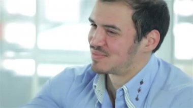 Genç bir iş adamının portresi