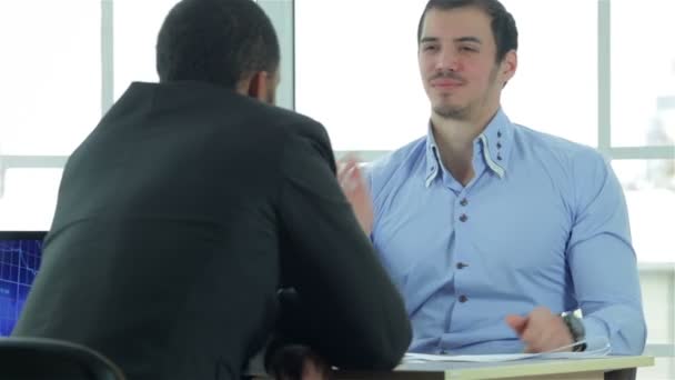 Вид на рукопожатие в то время как два успешных бизнесмена — стоковое видео