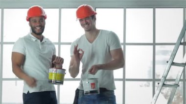 İki işçi kask giyiyor Tamam göster