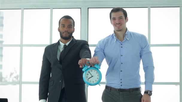 Empresarios sostienen reloj despertador grande — Vídeos de Stock