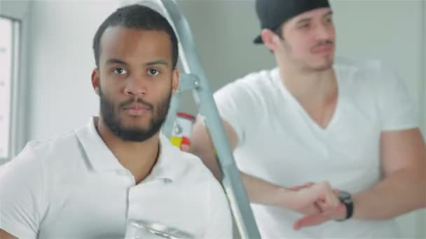 Young worker man holding a paint — Stock Video