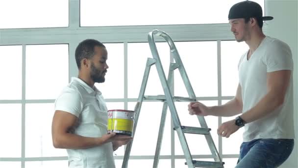 Questa vernice è adatta per soffitto — Video Stock