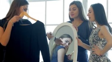 Elbisesini seyir ayna adlı üç kız