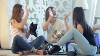 Üç arkadaş diğer her ile yeni louboutins tebrik