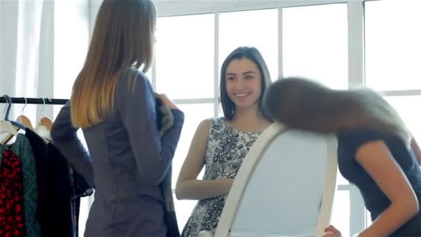 Dívka v zrcadle při pohledu na jeho nové šaty — Stock video