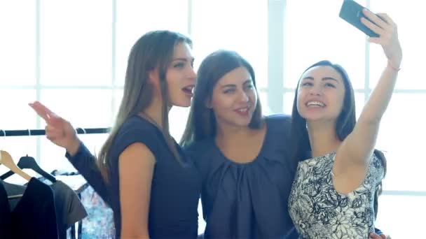 Meisjes maken selfieie na het succesvolle winkelen — Stockvideo
