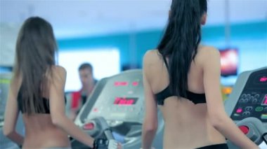 Spor salonunda treadmill çalışan insanlar