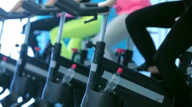 Dört kız sporcu gidin ve jimnastik salonu sabit bir bisiklet üzerinde oldu