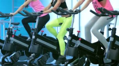 Spor salonunda fitness dersleri