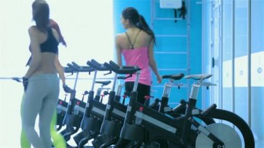 Dört genç bayan oturur üzerinde ve simülatör pedal