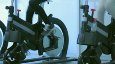 Simülatör üzerinde pedal ve kameraya bakarak iki genç bayan kız