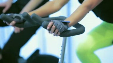 Simülatörleri sabit Bisiklet spor salonunda görünümünü yakın çekim