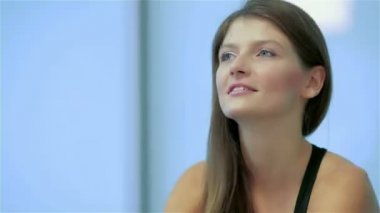 Güzel kadın sporcuların simülatörde yakın çekim