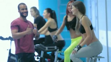 Arkadaş sporcular Gym ve kameraya bak