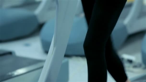 体育和纤细的女孩走在跑步机上 — 图库视频影像