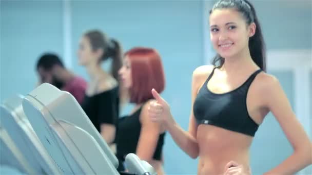 Trainieren im Fitnessstudio — Stockvideo