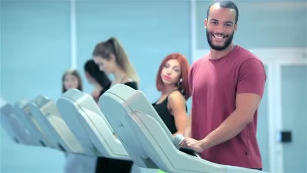 Llamar al cliente durante actividades deportivas — Vídeos de Stock