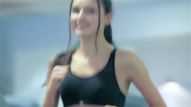 Sport i sexy dziewczyna w sali gimnastycznej, uśmiechając się i patrząc na kamery — Wideo stockowe