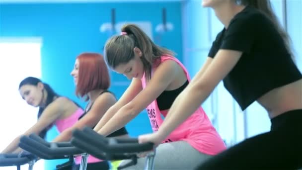 Chicas atléticas pedaleando en el simulador — Vídeos de Stock