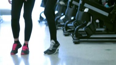 İki güçlü ince kız poz