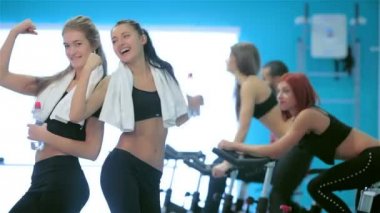 İki arkadaş sporcular Gym ve onların kas göster
