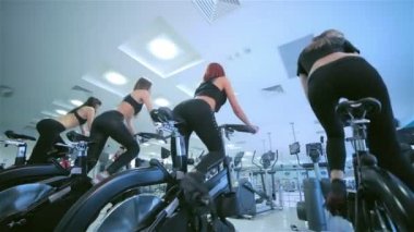 Sabit bir bisiklet üzerinde güzel spor