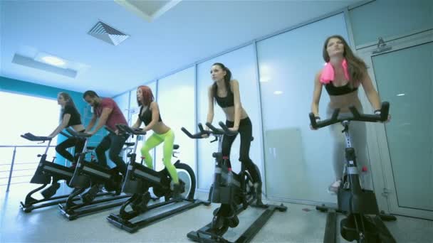 Cinque amici sportivi che pedalano — Video Stock