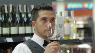 Sommelier kırmızı şarap ve kokulu ile