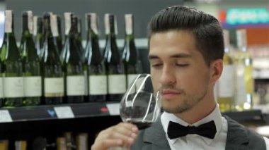 Sommelier şarap incelenmesi