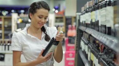 Casual kadın alarak şişe şarap